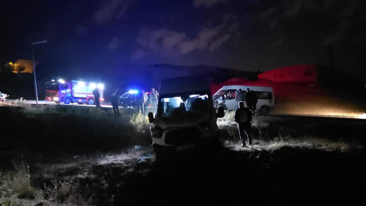 Van'da iki servis minib&uuml;s&uuml; &ccedil;arpıştı: 8 yaralı
