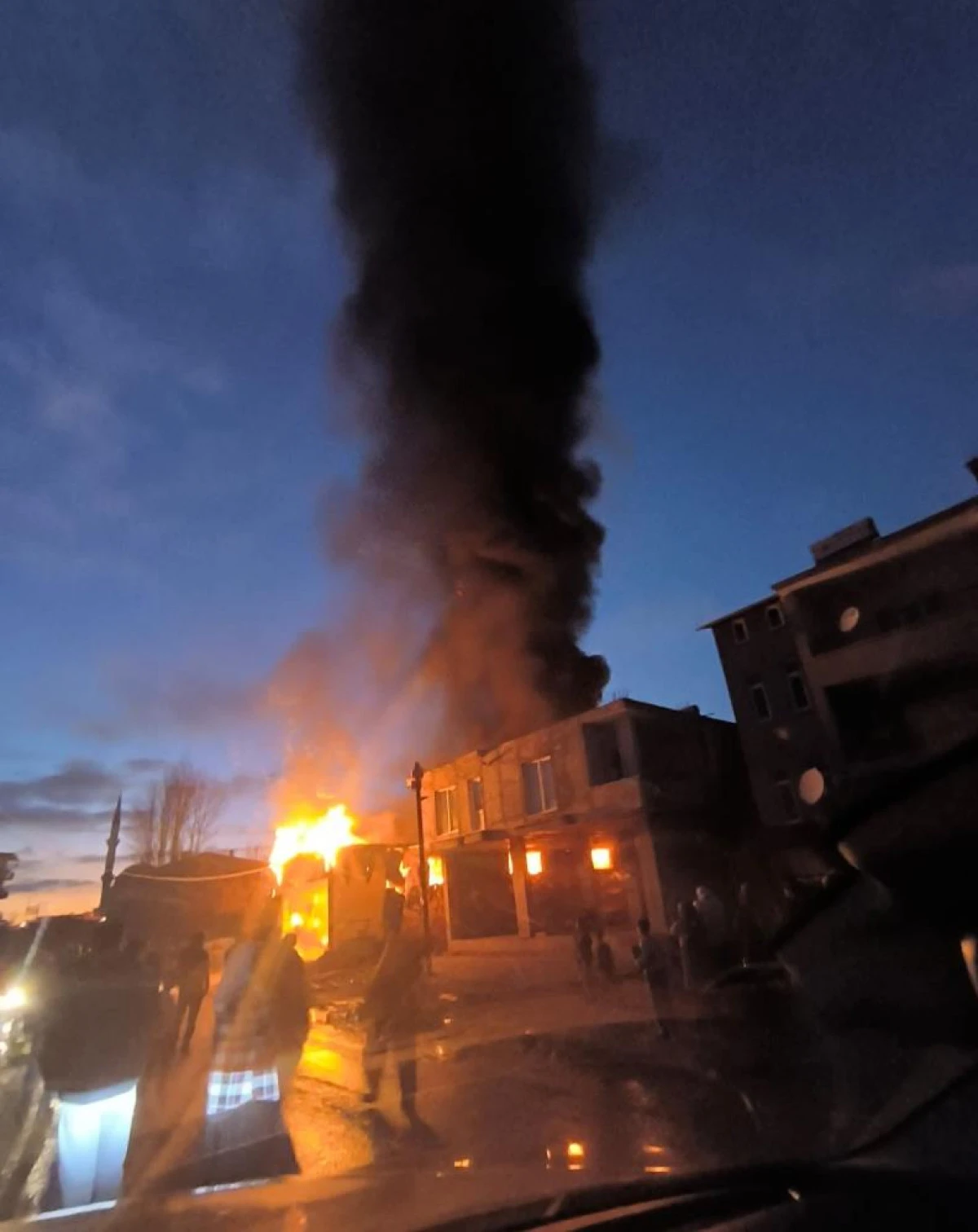 Van'da iş yerinde yangın paniği