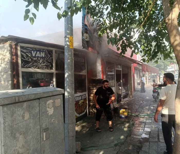 Van'da iş yerinde yangın paniği: İlk müdahaleyi vatandaşlar yaptı