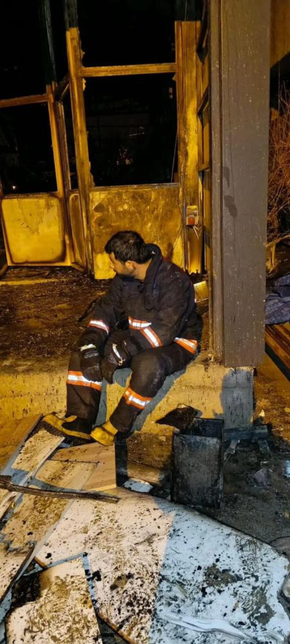 Van&rsquo;da iş yerindeki yangında 1 kişi yaralandı, 2 kişi dumandan etkilendi