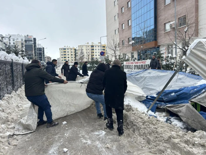 Van'da işten &ccedil;ıkarılan iş&ccedil;ilerin eylem &ccedil;adırı kar yağışı nedeniyle &ccedil;&ouml;kt&uuml;