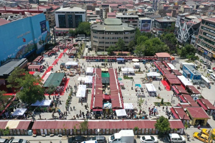 Van’da 'İşyurtları Ürün ve El Sanatları Fuarı' devam ediyor