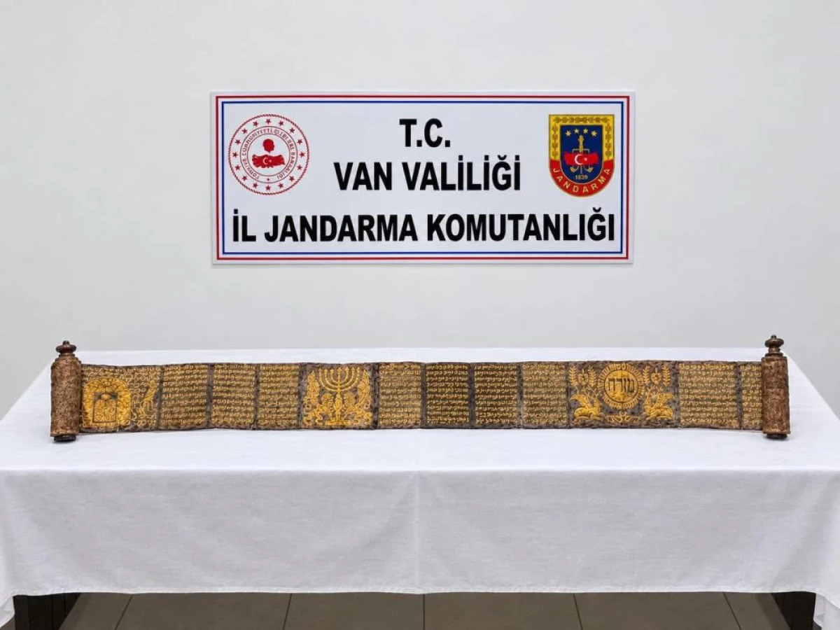 Van'da jandarmadan tarihi eser operasyonu: Altın yaldız işlemeli Tevrat ele ge&ccedil;irildi