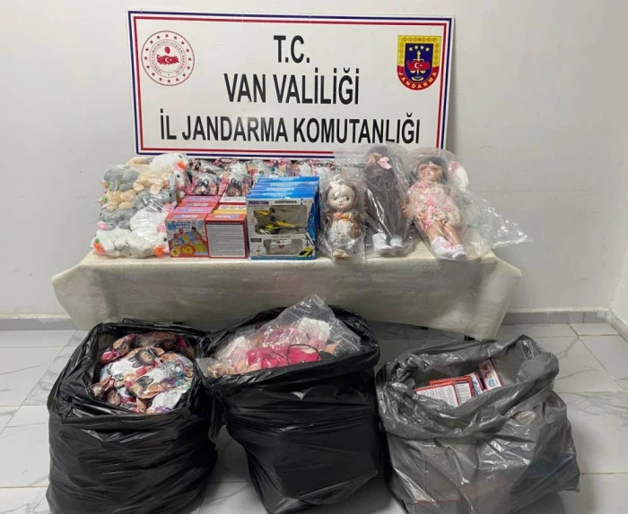 Van’da kaçak eşya ve gıda maddesi ele geçirildi