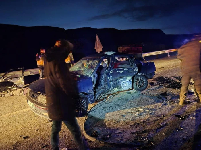 Van&rsquo;da ka&ccedil;ak g&ouml;&ccedil;menleri taşıyan otomobil kaza yaptı: 7 yaralı