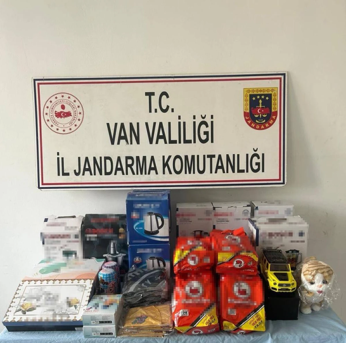Van'da kaçak sigara ve elektronik malzeme ele geçirildi