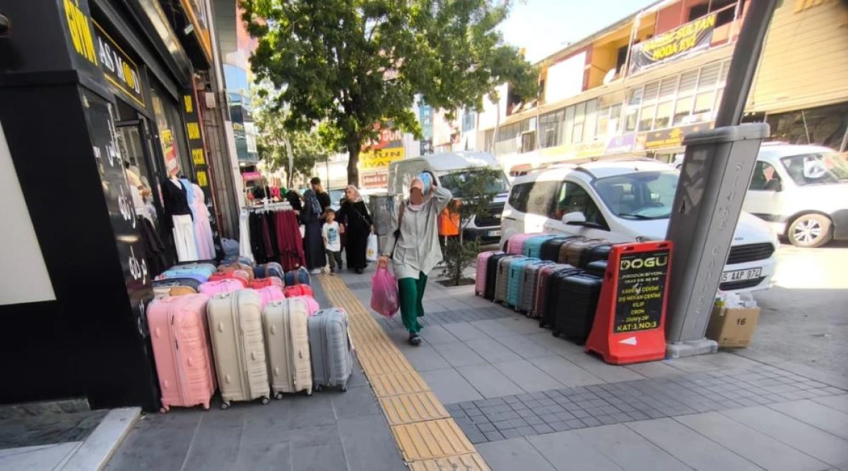 Van'da kaldırımlar işgal altında: Yayalar yola indi, turistler ve esnaf tepkili