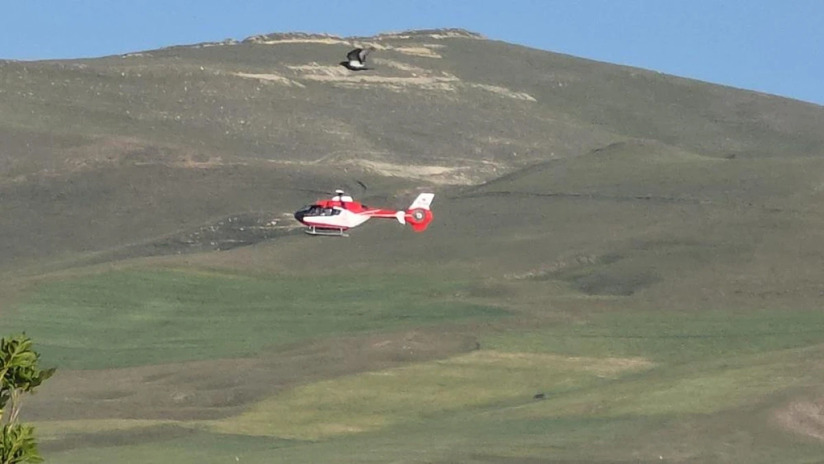 Van&rsquo;da kalp krizi ge&ccedil;iren hasta helikopter ambulansla hastaneye sevk edildi