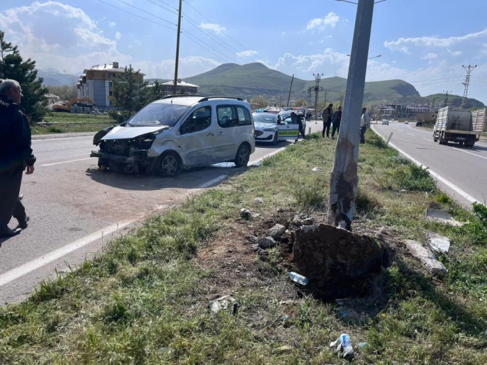 Van'da kamyonet aydınlatma direğine &ccedil;arptı: 4 yaralı