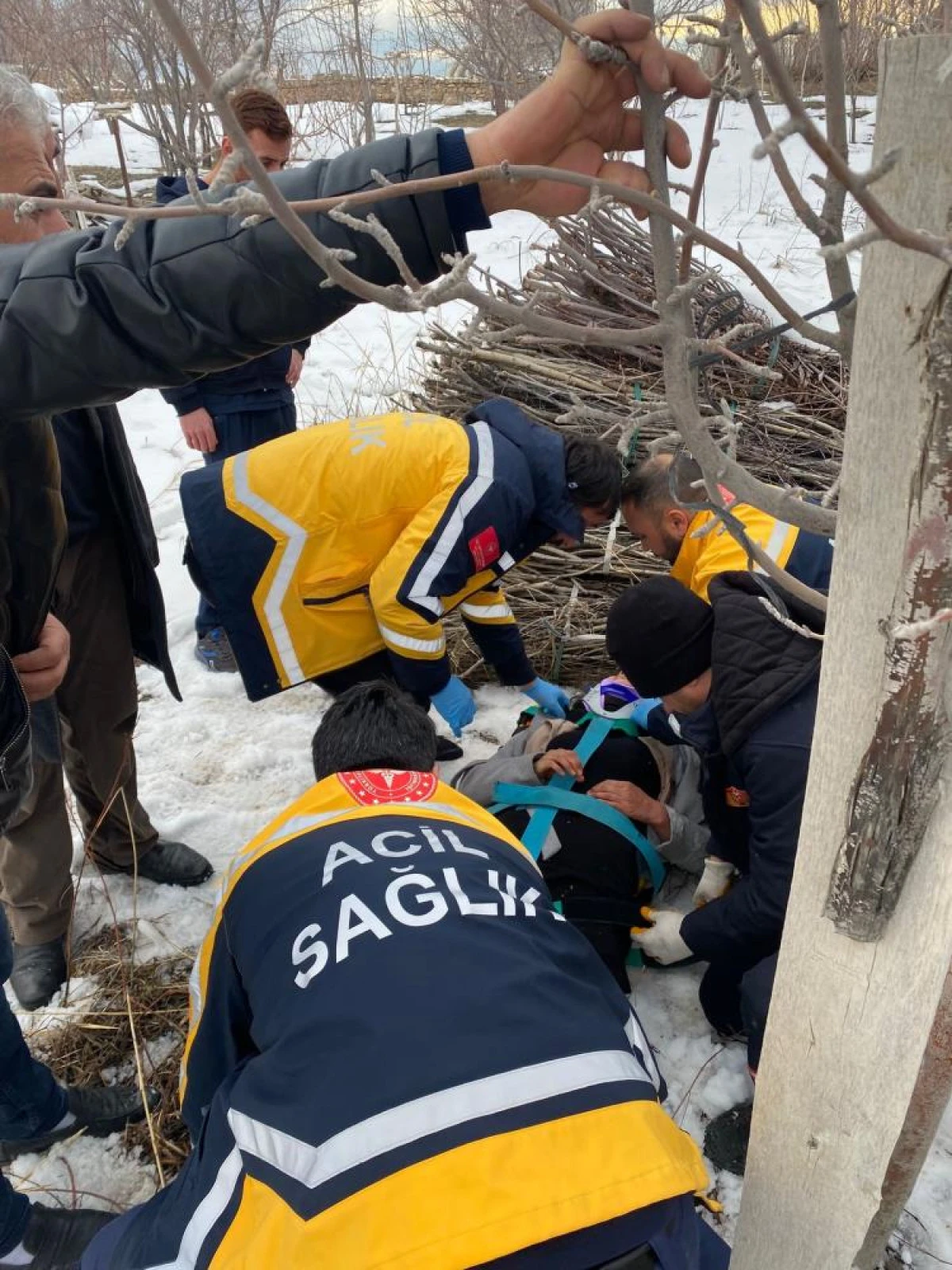Van'da kamyonet devrildi: 2 yaralı
