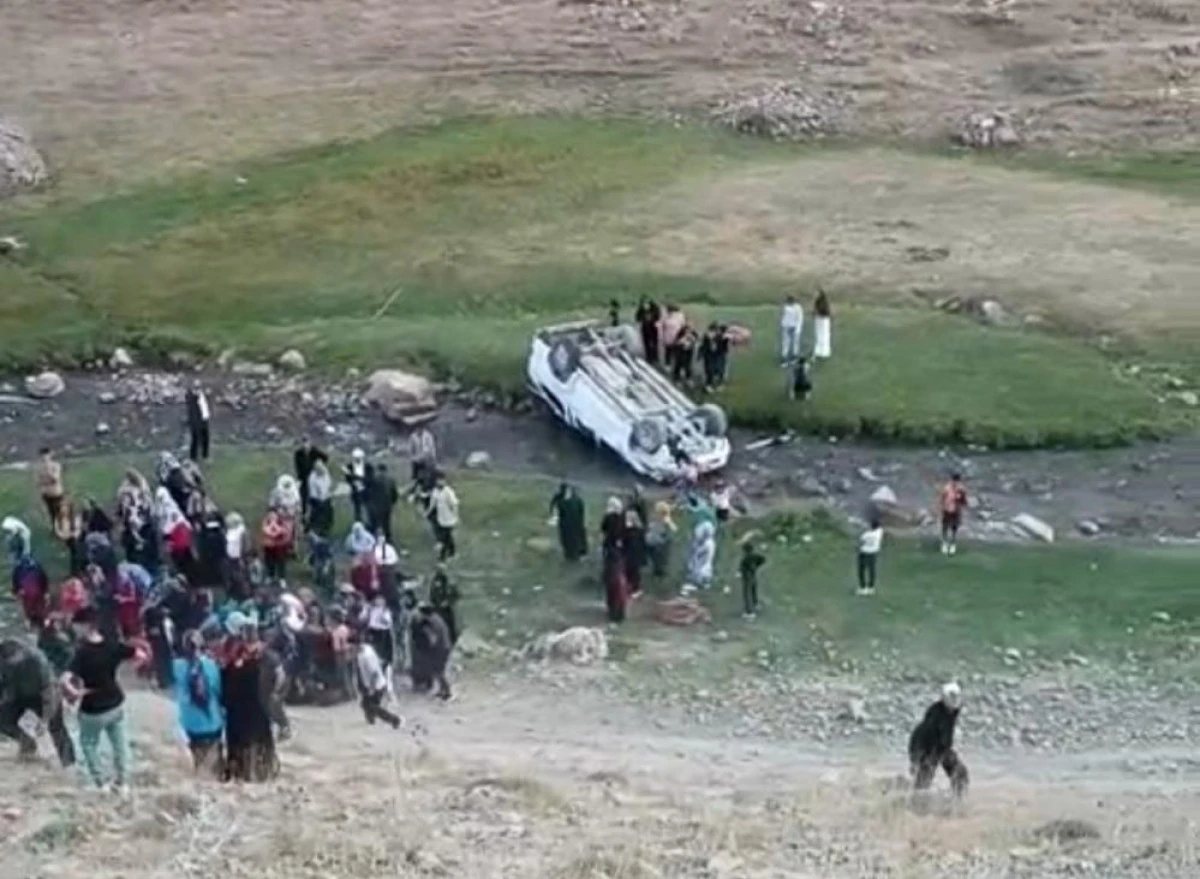 Van'da kamyonet uçuruma yuvarlandı: 6 yaralı