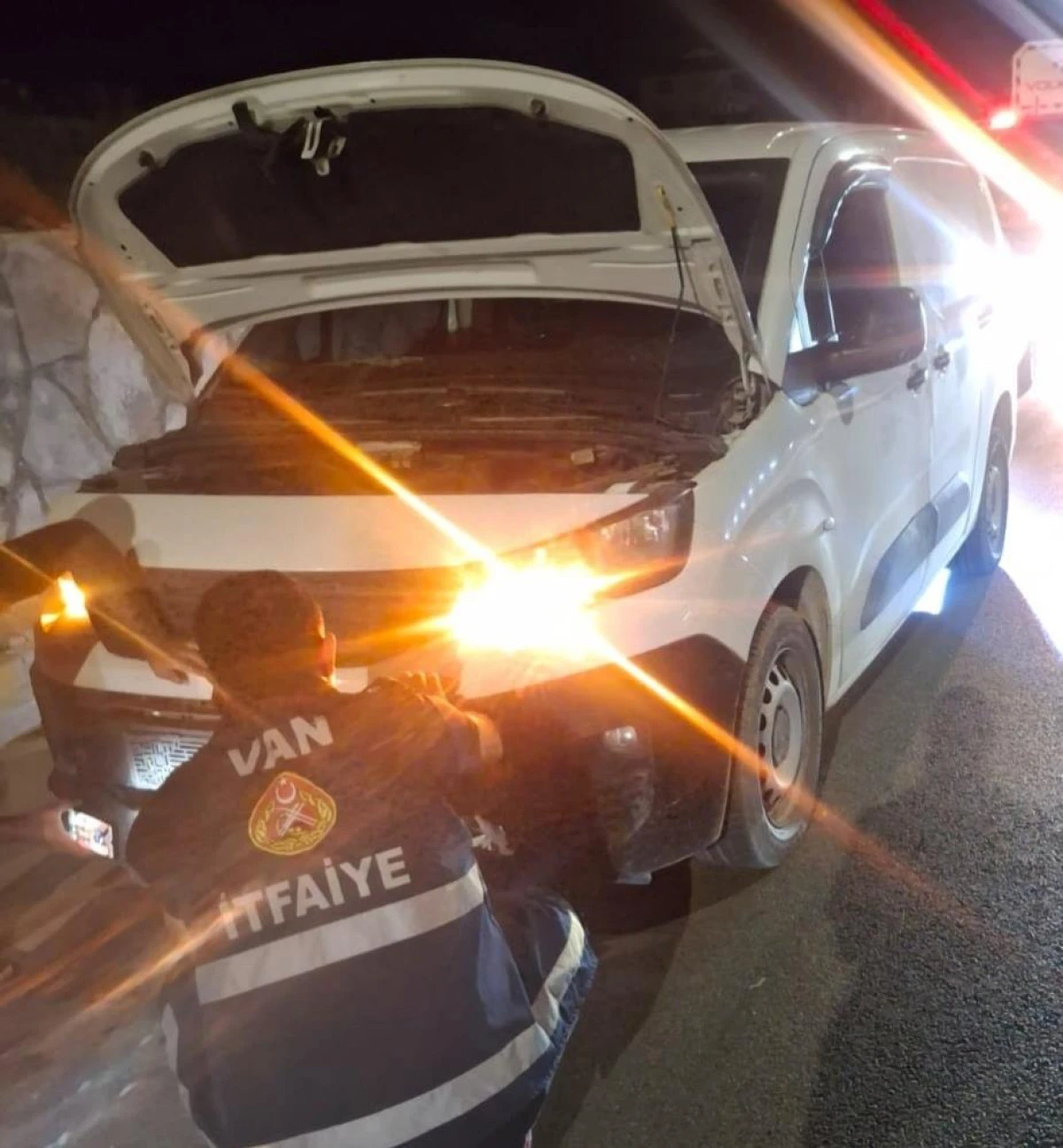 Van'da kamyonetin &ccedil;arptığı k&ouml;peği kurtardı