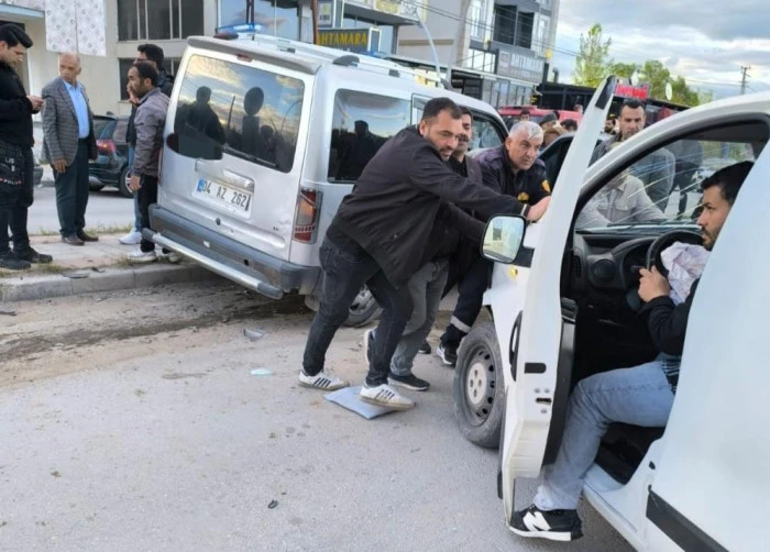 Van'da kamyonetler &ccedil;arpıştı: 3 yaralı