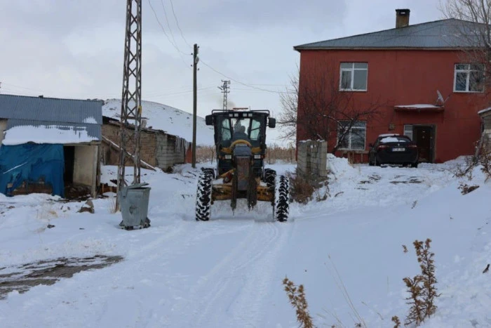 Van'da kar esareti: 594 yerleşim yolu kapandı, eğitime kar engeli