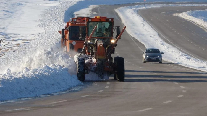 Van'da kar mesaisi: Yol kenarlarında biriken kar k&uuml;tleleri temizleniyor