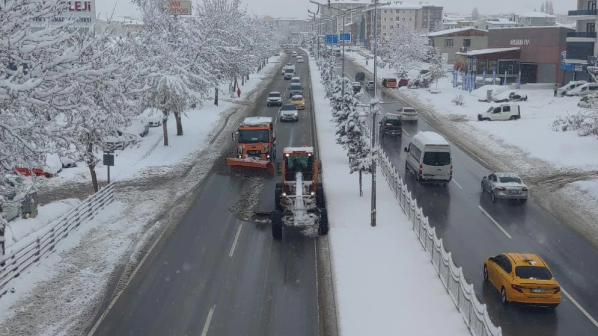Van&rsquo;da kar yağışı hayatı olumsuz etkiliyor