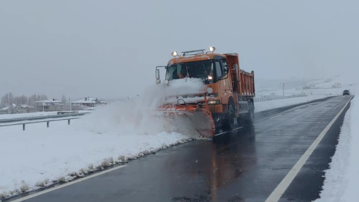 Van&rsquo;da kar yağışı hayatı olumsuz etkiliyor