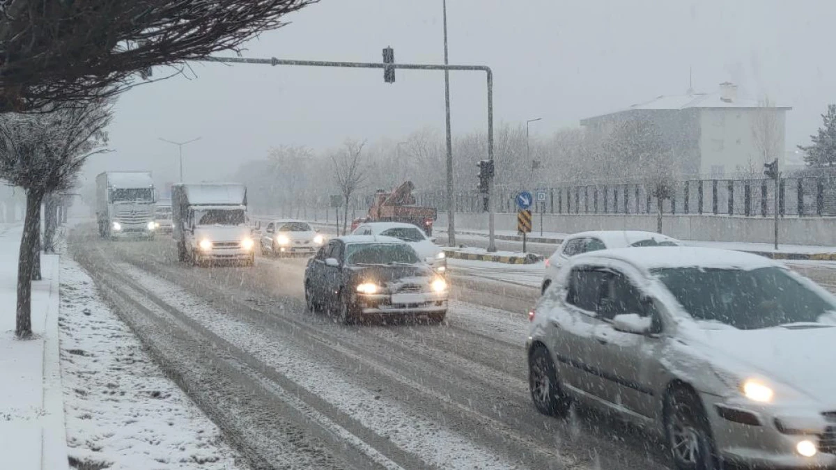Van&rsquo;da kar yağışı trafiği olumsuz etkiledi: Maddi hasarlı kazalar meydana geldi