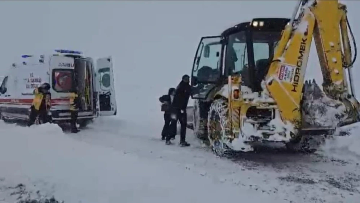 Van&rsquo;da kar yağışı ulaşımı aksattı: Sağlık ve belediye ekipleri alarma ge&ccedil;ti