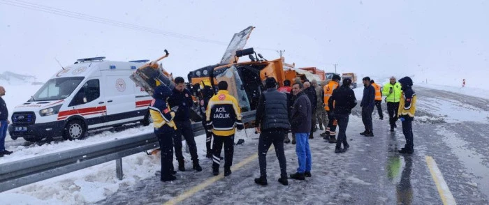 Van&rsquo;da Karayollarına ait iş makinesi kaza yaptı: 1 &ouml;l&uuml;, 1 ağır yaralı
