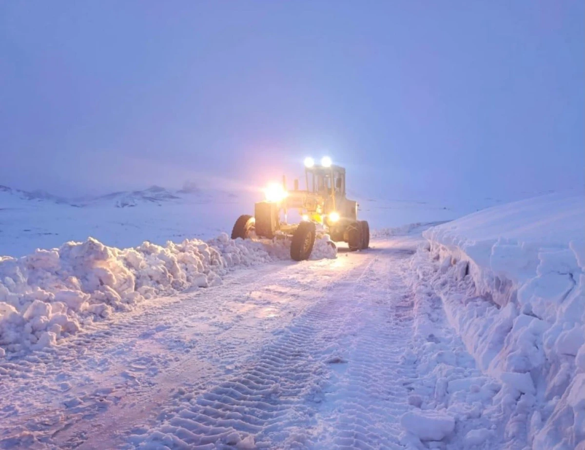 Van'da kardan dolayı kapanan 34 yerleşim yerinin yolu a&ccedil;ılıyor