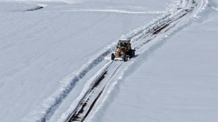 Van'da kardan dolayı kapanan 390 yoldan 355'i a&ccedil;ıldı
