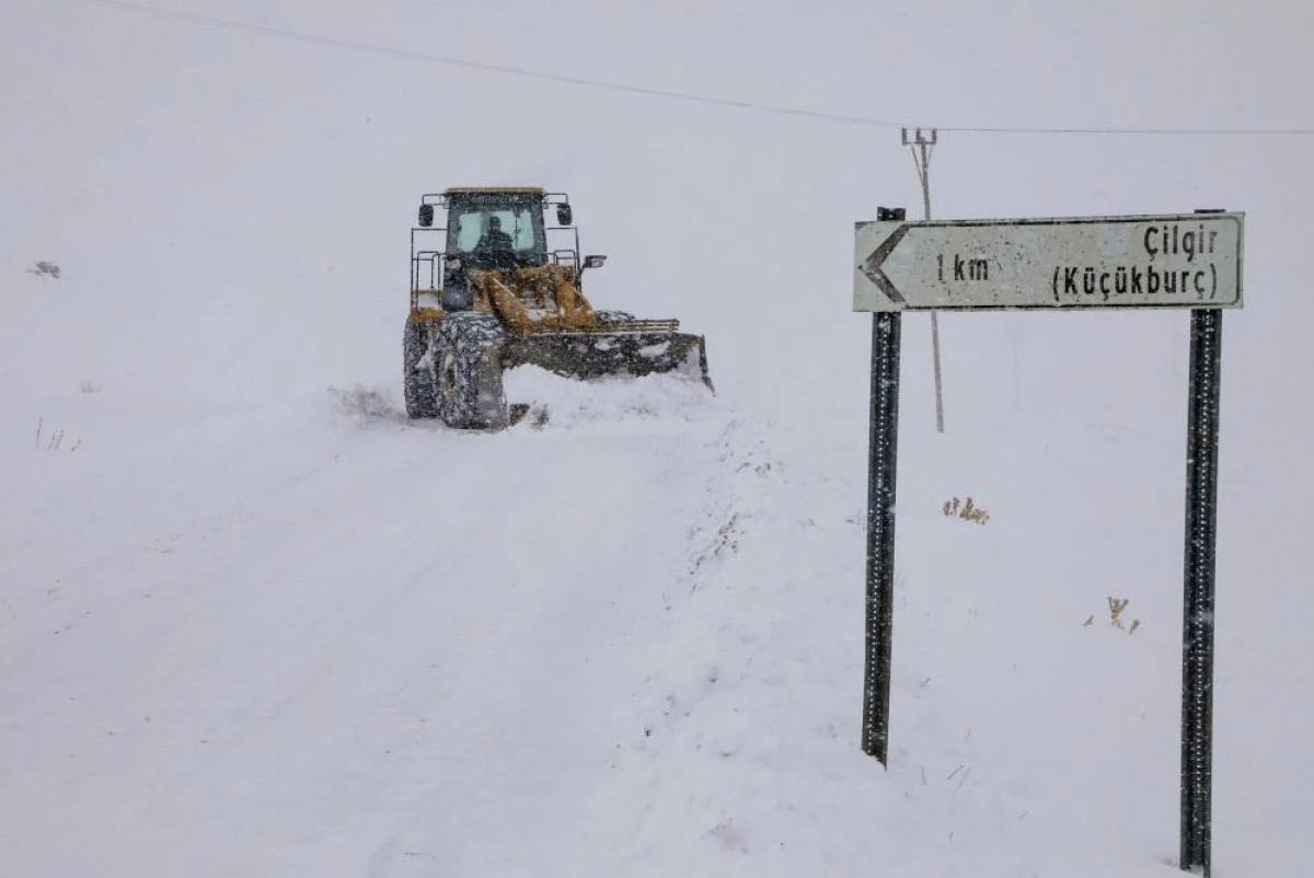 Van'da kardan dolayı kapanan 569 yolun 506'sı a&ccedil;ıldı