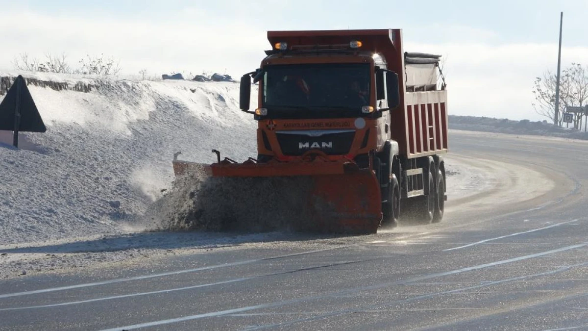 Van'da kardan dolayı kapanan 625 yoldan 408'i a&ccedil;ıldı