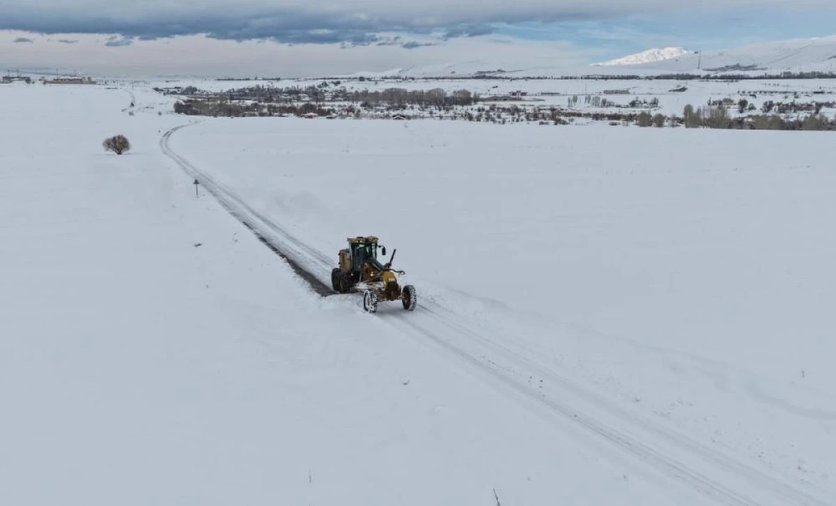 Van'da kardan kapanan 363 yoldan 230'u a&ccedil;ıldı