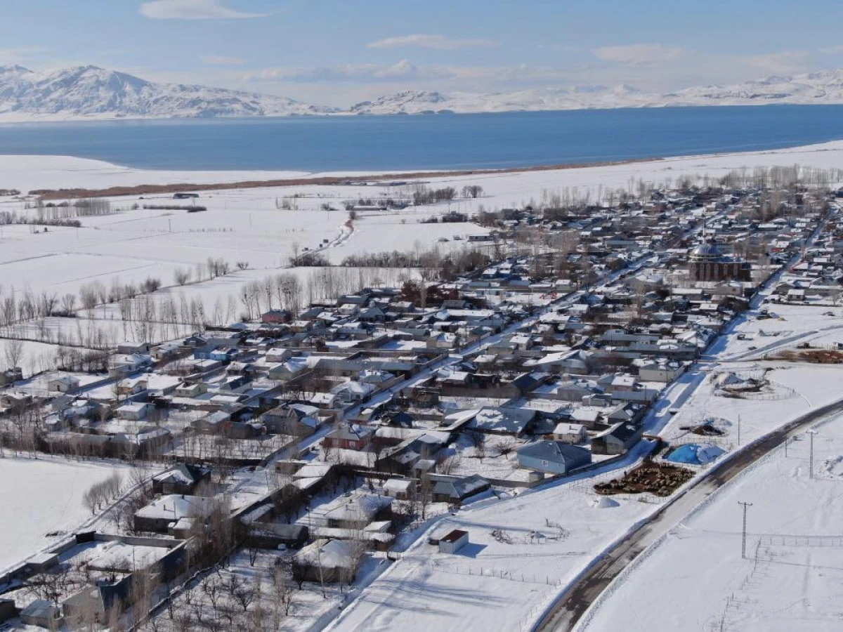 Van'da karla gelen g&uuml;zellik: Yerleşim yerleri beyaz gelinliğini giydi