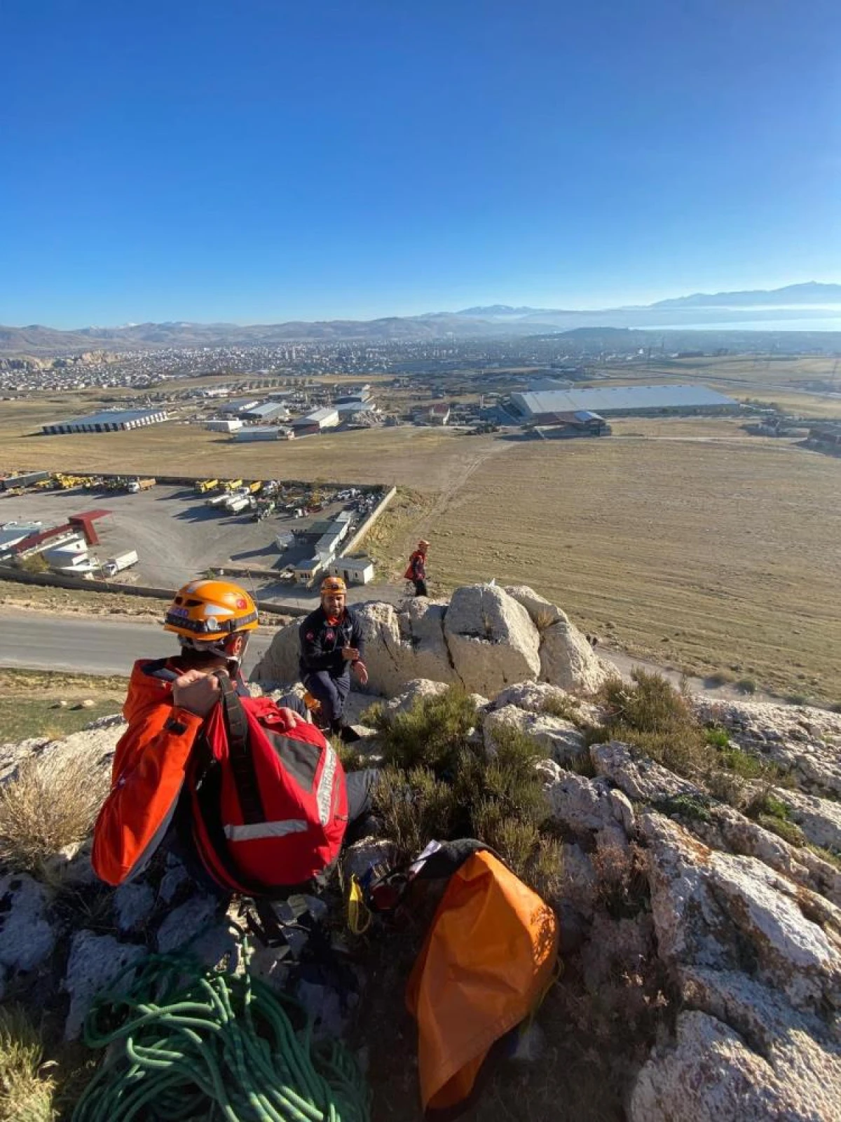 Van'da kayalıklarda mahsur kalan şahıs kurtarıldı