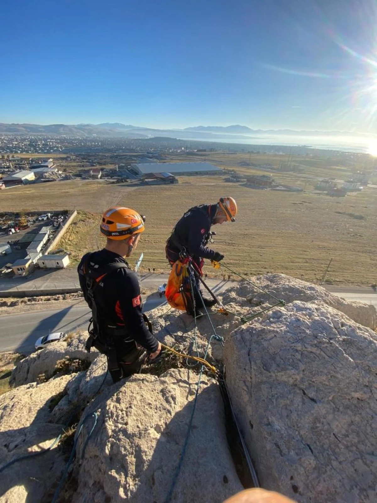 Van'da kayalıklarda mahsur kalan şahıs kurtarıldı