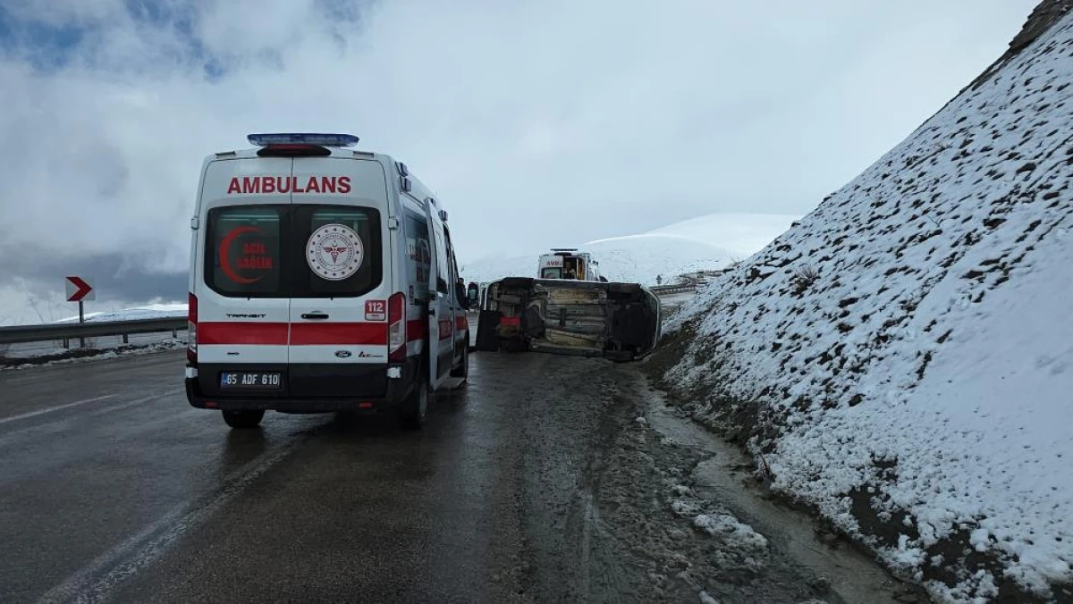 Van'da kaygan yolda devrilen kamyonette 1 kişi yaralandı