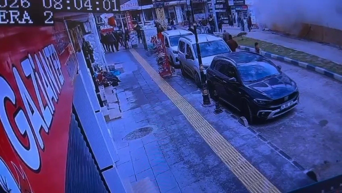Van&rsquo;da kazı alanının yanındaki lokantanın &ccedil;&ouml;kme anı g&uuml;venlik kamerasında