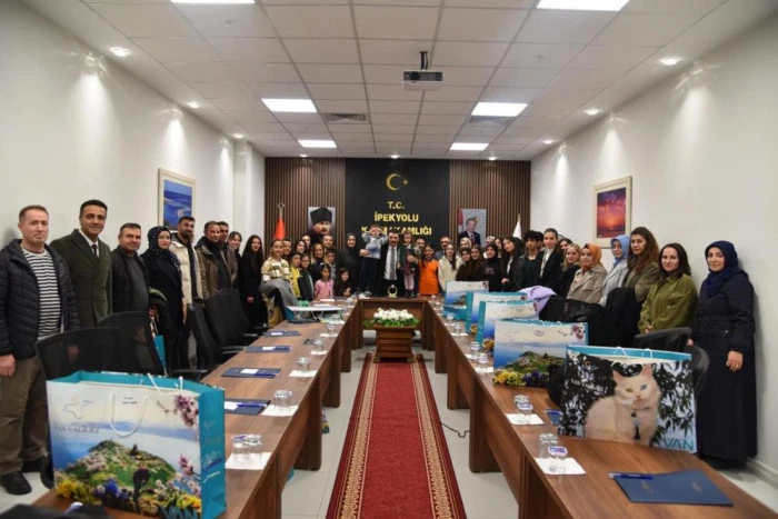 Van&rsquo;da kitap okuma yarışmasında dereceye girenler &ouml;d&uuml;llendirildi