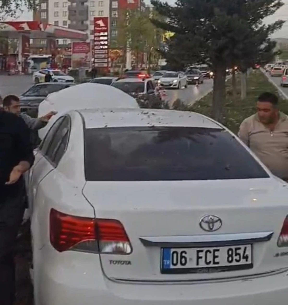 Van'da kontrolden çıkan araç ağaca çarptı: 2 yaralı