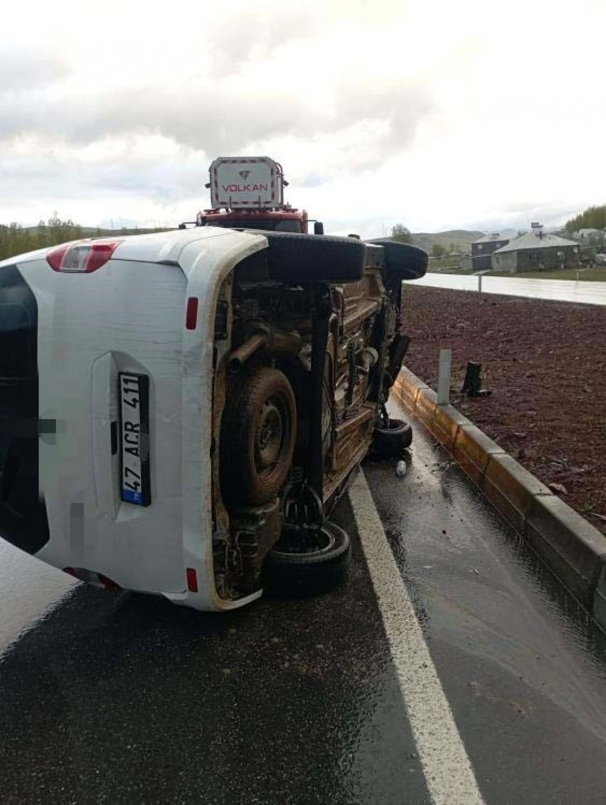 Van'da kontrolden &ccedil;ıkan otomobil takla attı: 1 yaralı