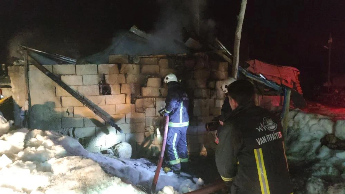 Van'da korkutan ahır yangını: 3 inek son anda kurtarıldı