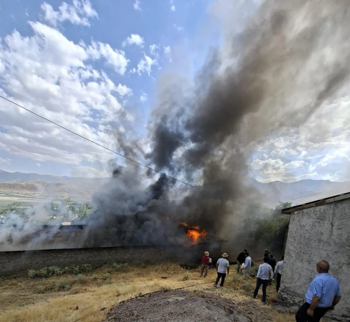 Van'da korkutan yangın: Alevler bitişikteki evlere sı&ccedil;ramadan s&ouml;nd&uuml;r&uuml;ld&uuml;