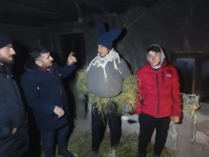 Van'da k&ouml;yl&uuml;lerin kış eğlencesi 'k&ouml;se-gelin' geleneği yaşatılıyor