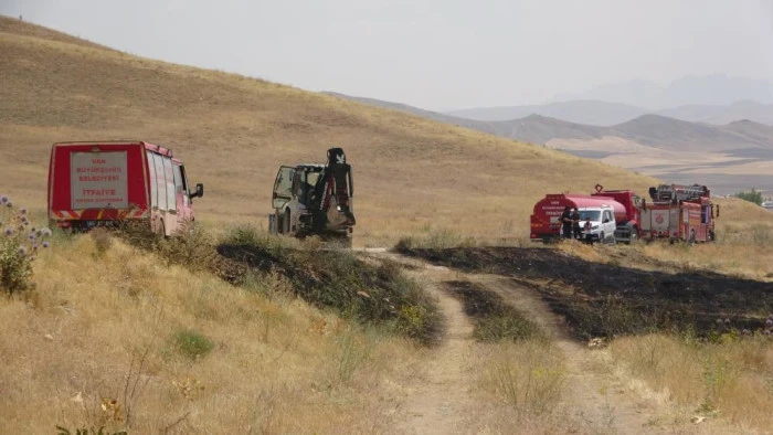 Van'da kuru ot yangını: Yüzlerce dönüm arazi kül oldu