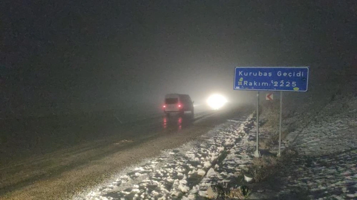 Van’da Kurubaş Geçidi’nde yoğun kar yağışı ve sis etkili oldu