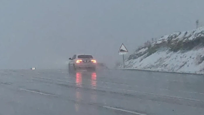 Van’da Kurubaş Geçidi’nde yoğun kar yağışı ve sis etkili oldu
