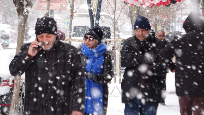Van&rsquo;da lapa lapa kar yağışı: 625 yol kapandı, okullar tatil edildi