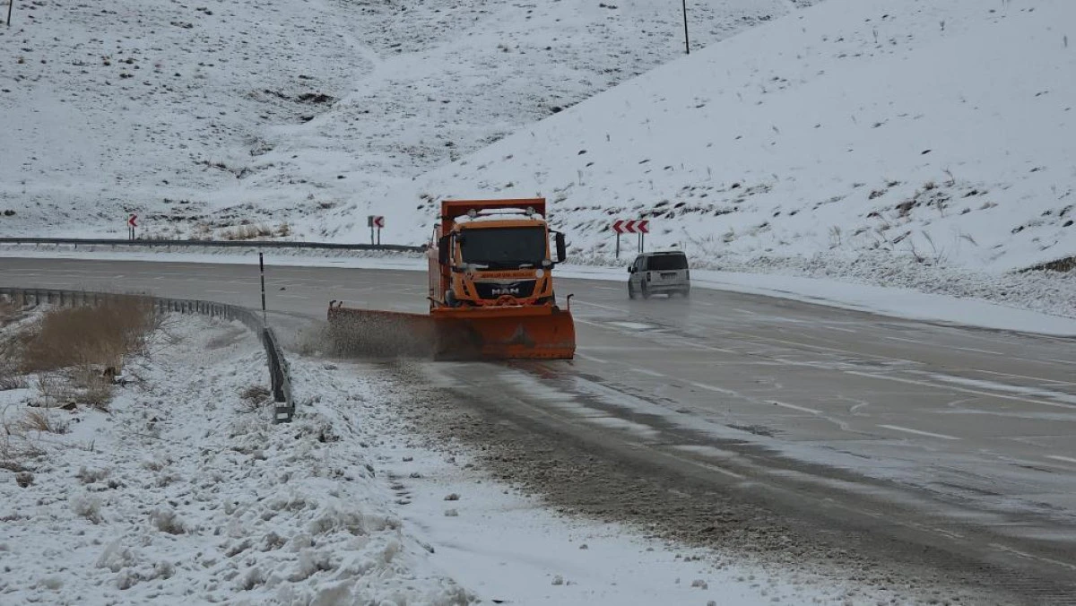 Van'da Mart s&uuml;rprizi: Bahar beklerken kar kapıya dayandı