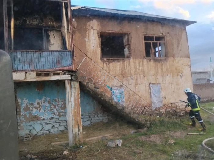 Van'da metruk binada yangın