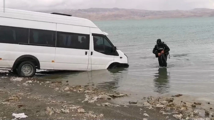 Van'da minib&uuml;s Er&ccedil;ek G&ouml;l&uuml;'ne u&ccedil;tu: S&uuml;r&uuml;c&uuml; g&ouml;le u&ccedil;an minib&uuml;sten kendi imkanları ile &ccedil;ıktı