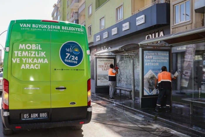 Van’da mobil temizlik ve yıkama aracıyla duraklar artık daha temiz