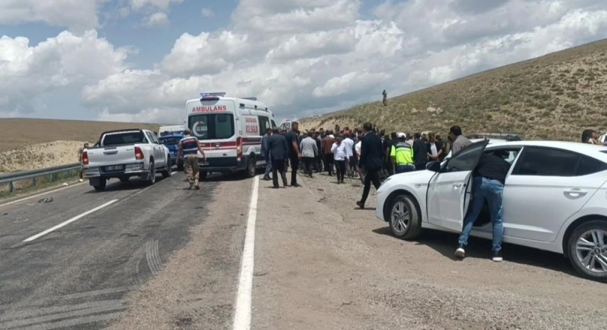 Van'da motosiklet ile minibüs çarpıştı: 2 ölü