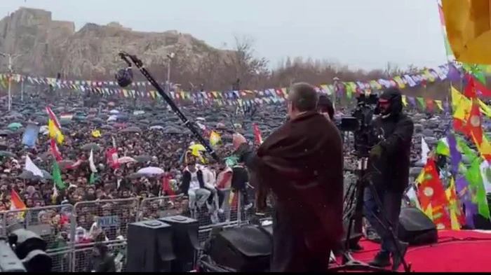 Van&rsquo;da Newroz Coşkusu: Yağmura Rağmen On Binler Alanı Doldurdu